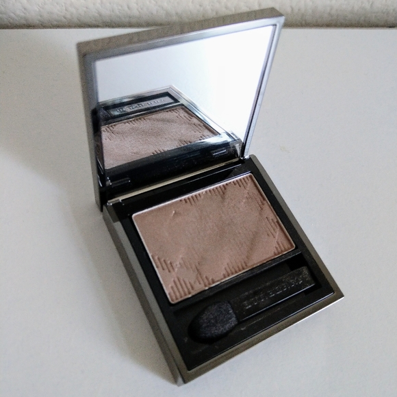 Burberry eyeshadow in 102 Pale Barley - Picture 1 of 3